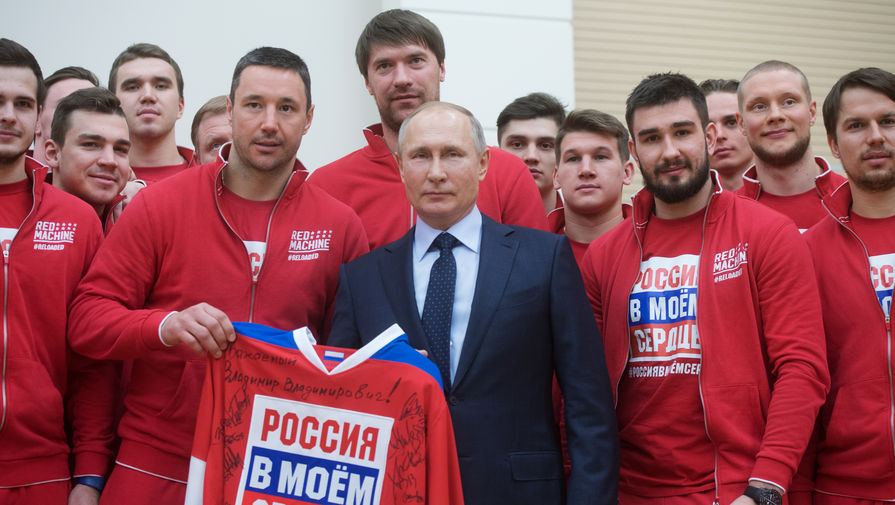 Владимир Путин с Ильей Ковальчуком и другими российскими олимпийцами 