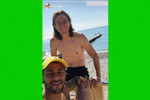 Нападающий сборной Бразилии Неймар с защитником команды Филипе Луисом побывал на пляже в Сочи
