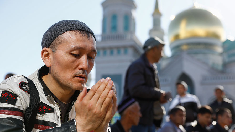 Мусульмане во время торжественного намаза по&nbsp;случаю праздника Ураза-байрам в&nbsp;Москве