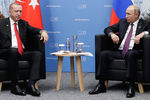Президент Турции Реджеп Тайип Эрдоган и президент РФ Владимир Путин (слева направо) во время встречи в рамках 13-го саммита лидеров стран «Группы двадцати» (G20), 1 декабря 2018 года