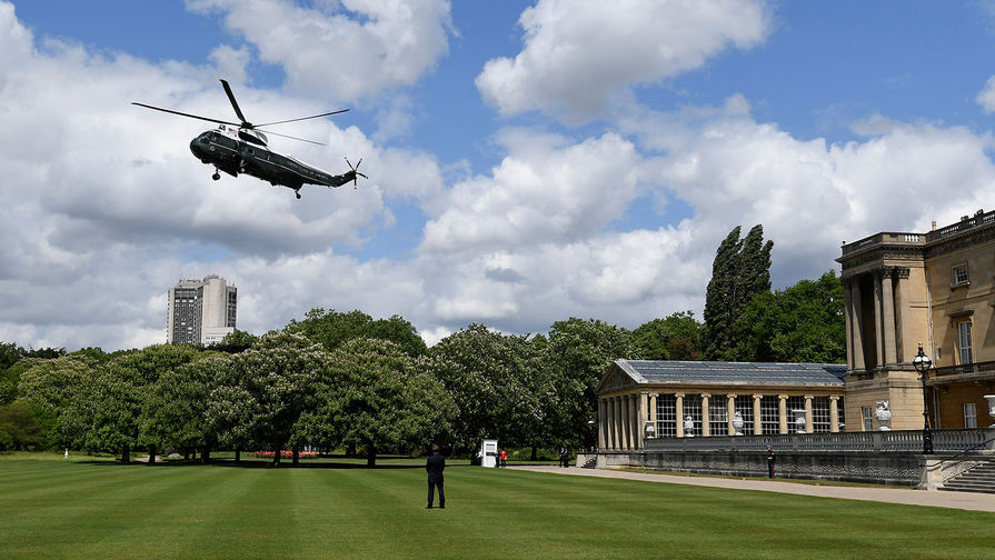 Вертолет президента США Дональда Трампа садится на&nbsp;поле перед&nbsp;Букингемским дворцом в&nbsp;Лондоне, 3 июня 2019 года 