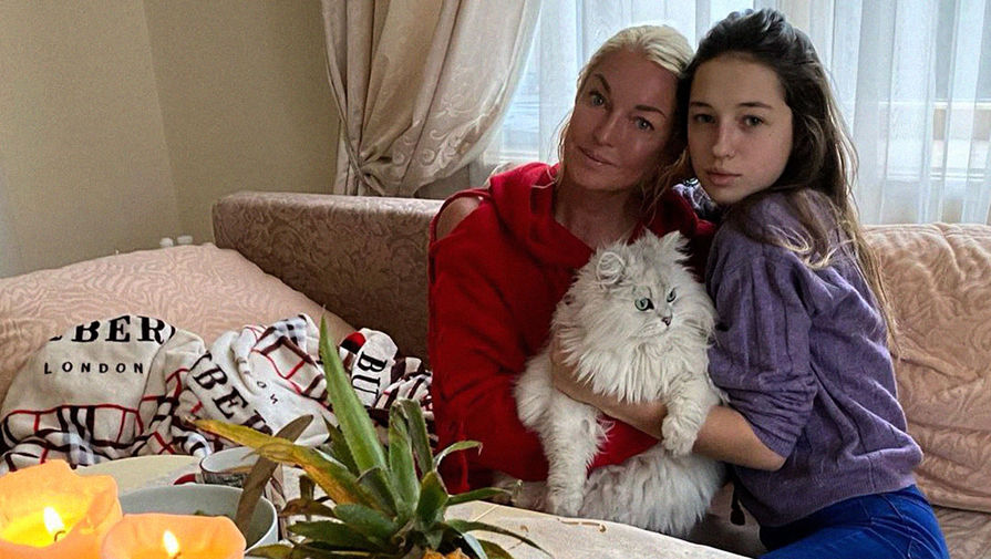 Анастасия Волочкова рассказала о доходах бойфренда 17-летней дочери