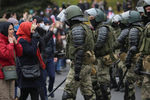 Митингующие и силовики во время протестов в Минске, 1 ноября 2020 года
