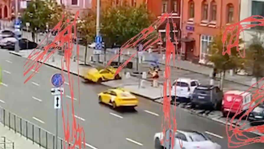 В Москве спорткар Toyota Supra на полном ходу влетел в столб