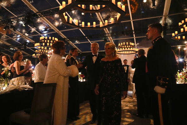 Президент США Джо Байден и его супруга Джилл во время ужина в&nbsp;Белом доме по&nbsp;случаю визита президента Франции Эммануэля Макрона и его супруги Брижит в&nbsp;США, 1&nbsp;декабря 2022&nbsp;года 