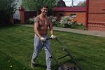 Участник группы «На-На» певец Владимир Политов косит газон на даче в 2014 году