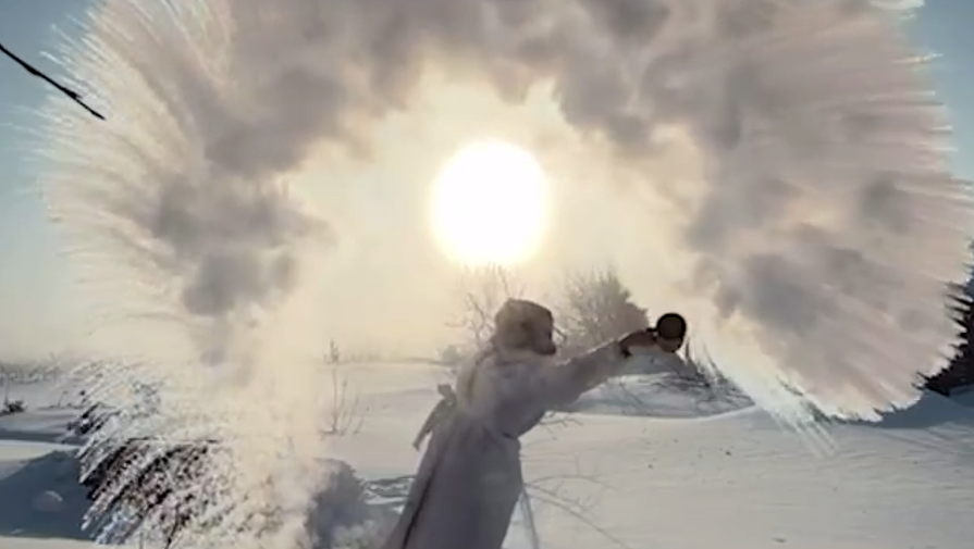 Россиян предупредили об опасности тренда с горячей водой на морозе