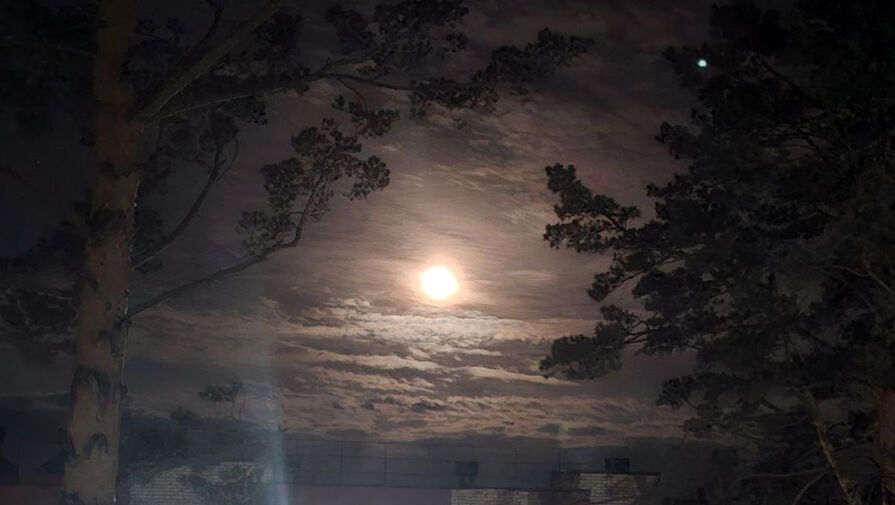 Над Москвой появилась розовая Луна