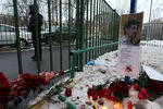 Цветы и фотография убитого учителя у московской школы №263 в Отрадном