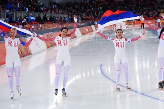 Спортсменки сборной России Ольга Граф, Екатерина Лобышева, Юлия Скокова, Екатерина Шихова после финала командной гонки преследования на соревнованиях по конькобежному спорту среди женщин