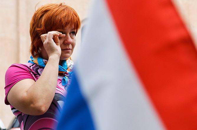 Женщина у посольства Нидерландов, Киев