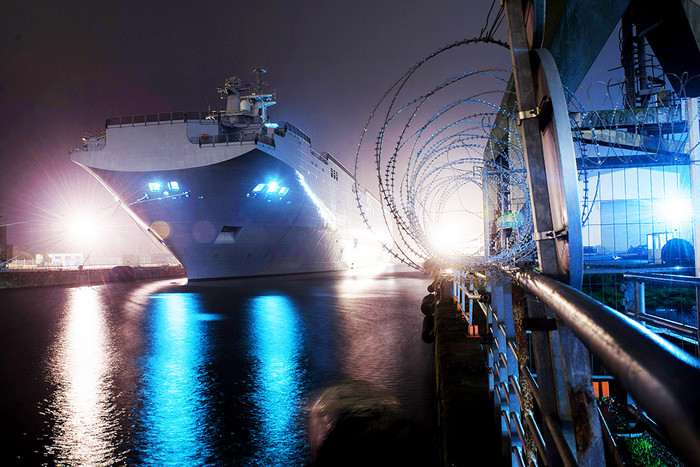 Десантный вертолетоносный корабль типа «Мистраль» на судостроительном заводе фирмы STX Europe в городе Сен-Назер
