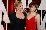 Звезда фильма «Пятьдесят оттенков серого» Дакота Джонсон со своей матерью Мелани Гриффит на красной дорожке «Оскара»