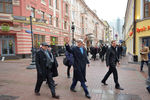 Госсекретарь США Джон Керри во время прогулки по улице Арбат в Москве