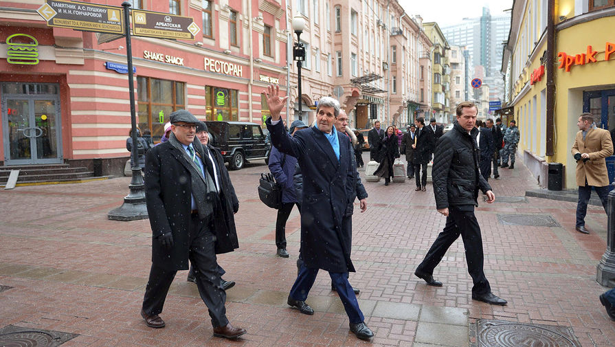 Госсекретарь США Джон Керри во время прогулки по&nbsp;улице Арбат в&nbsp;Москве