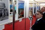 Посетители на выставке фоторабот премьер-министра РФ Д. Медведева в центре Siam Paragon