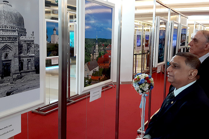 Посетители на выставке фоторабот премьер-министра РФ Д. Медведева в центре Siam Paragon