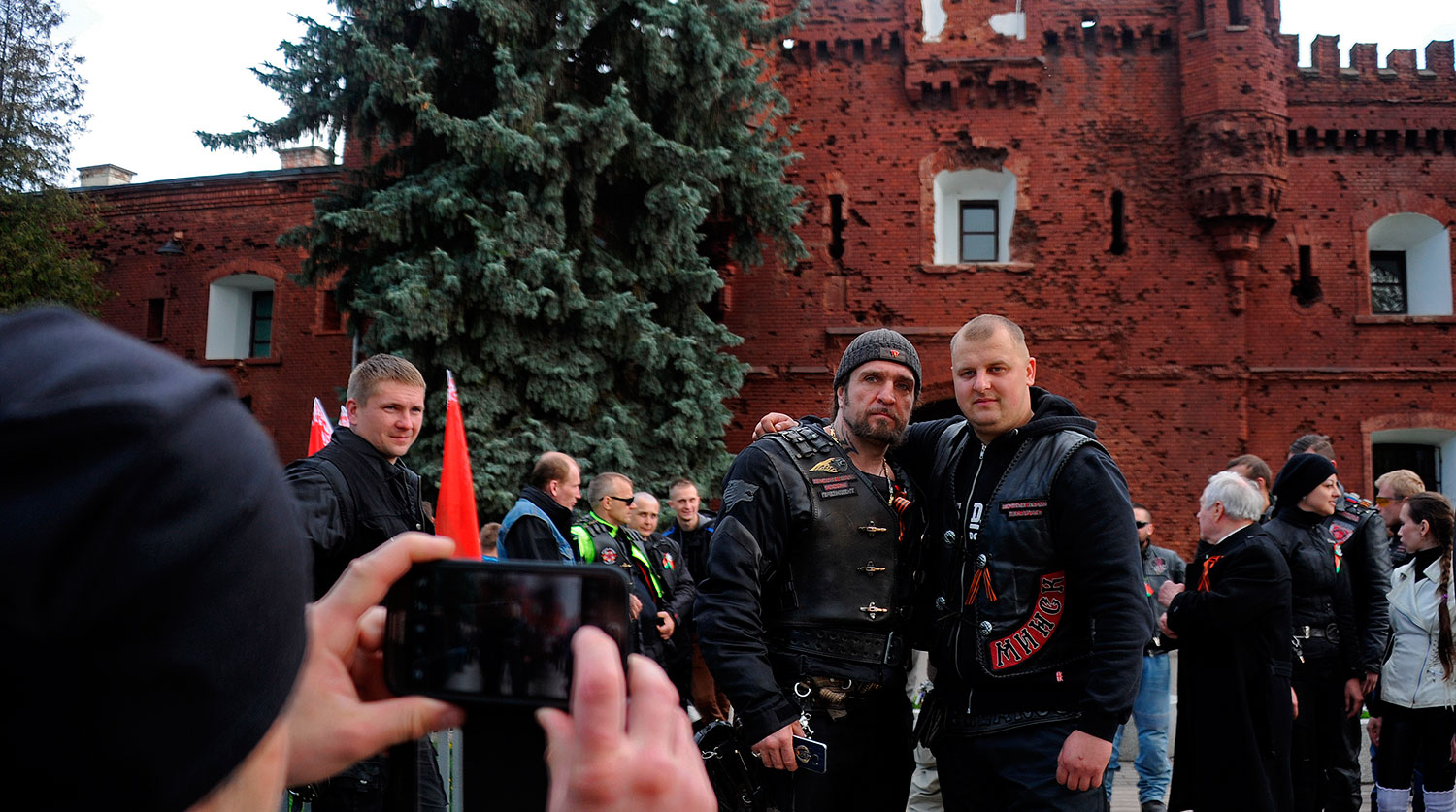 Президент мотоклуба «Ночные волки» Александр Залдостанов (в центре) во время посещения мемориального комплекса «Брестская крепость» в городе Бресте в рамках мотопробега из Москвы в Берлин в честь дня Победы