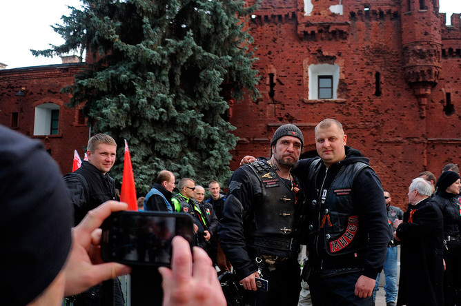 Президент мотоклуба «Ночные волки» Александр Залдостанов (в центре) во время посещения мемориального комплекса «Брестская крепость» в городе Бресте в рамках мотопробега из Москвы в Берлин в честь дня Победы