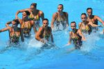 Сборная России по синхронному плаванию выступает с произвольной программой на чемпионате мира по водным видам спорта в Будапеште