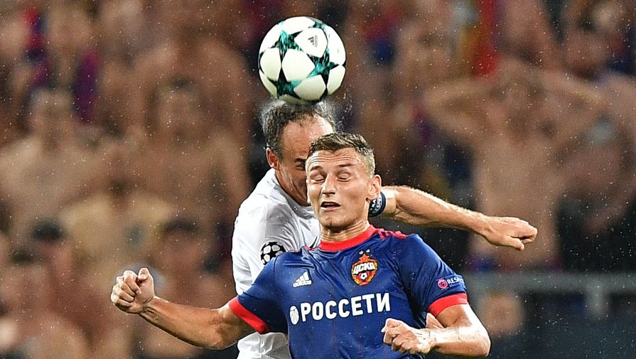 Нападающий ЦСКА Федор Чалов борется за мяч в матче раунда плей-офф Лиги чемпионов против швейцарского «Янг Бойз» 