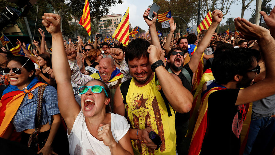 Жители Барселоны празднуют объявление о&nbsp;независимости Каталонии от Испании, 27&nbsp;октября 2017&nbsp;года