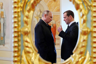 Президент России Владимир Путин и премьер-министр Дмитрий Медведев во время посещения Воскресенского Ново-Иерусалимского мужского монастыря, ноябрь 2017 года