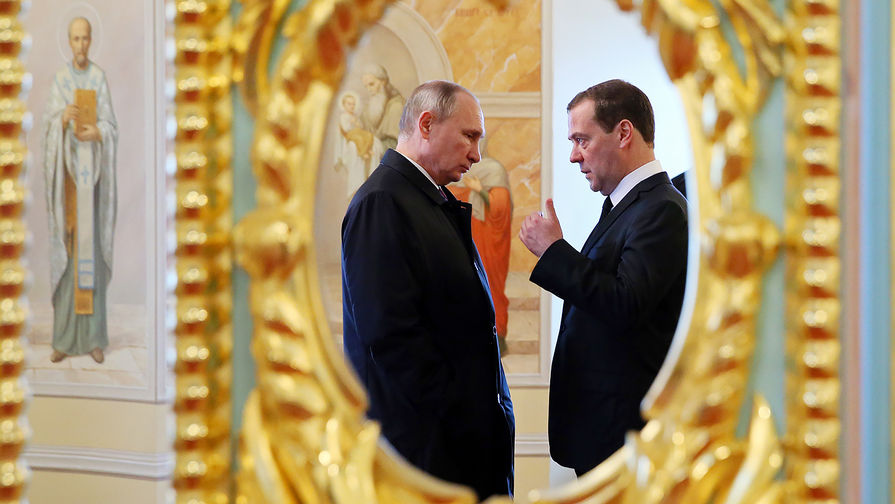 Президент России Владимир Путин и премьер-министр Дмитрий Медведев во время посещения Воскресенского...