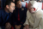 Папа Римский Франциск после венчания бортпроводника и бортпроводницы на борту самолета по пути из Сантьяго в Икике в Чили, 18 января 2018 года