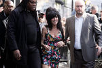 Эми Уайнхауз, обвиняемая в нападении на танцовщицу Шерон Флэш, покидает здание суда, 2009 год