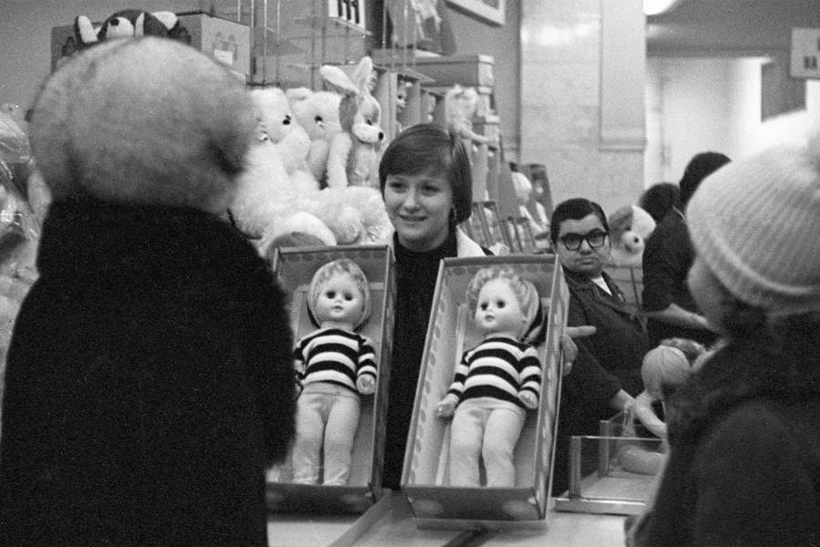 Продавец торговой фирмы &laquo;Детский мир&raquo;, отдел игрушек, 1979&nbsp;год