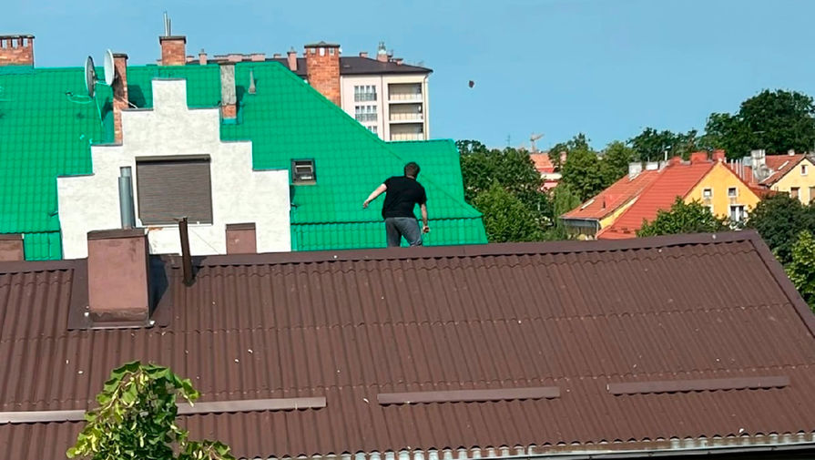 Житель Калининграда разбил несколько автомобилей, бросаясь в них шифером с крыши дома