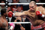 Российский боксер Николай Валуев во время боя с американцем Монте Барреттом в Роузмонте, США, 2006 год