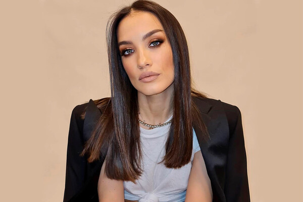 Орыс моншасындағы әйелдер онлайн Яна попуга алады