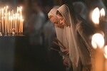 Верующие во время праздничного пасхального богослужения в Покровском кафедральном соборе в Рогожской слободе в Москве, 19 апреля 2025 года