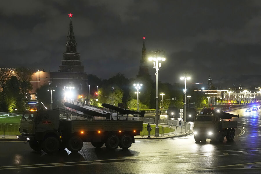 Российские военные грузовики с&nbsp;беспилотными летательными аппаратами «Герань-2» едут по&nbsp;Моховой улице рядом с&nbsp;Кремлем во время репетиции парада в&nbsp;Москве в&nbsp;честь 80-й годовщины Победы в&nbsp;Великой Отечественной войне в&nbsp;Москве, 29&nbsp;апреля 2025&nbsp;года