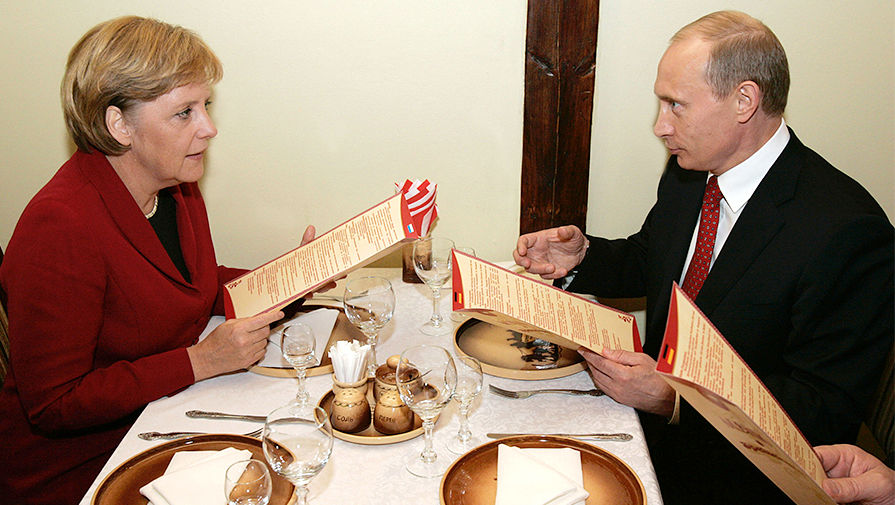 Канцлер Германии Ангела Меркель и президент России Владимир Путин в трактире «Вечный зов» в Томске, 2006 год