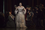 Мария Максакова (признана в РФ иностранным агентом) (Графиня) в сцене из оперы «Пиковая Дама» во время генеральной репетиции в Санкт-Петербурге 