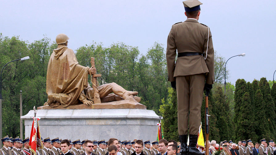 Почетный караул на кладбище-мавзолее советских воинов в Варшаве во время празднования Дня Победы, 9 мая 2010 года