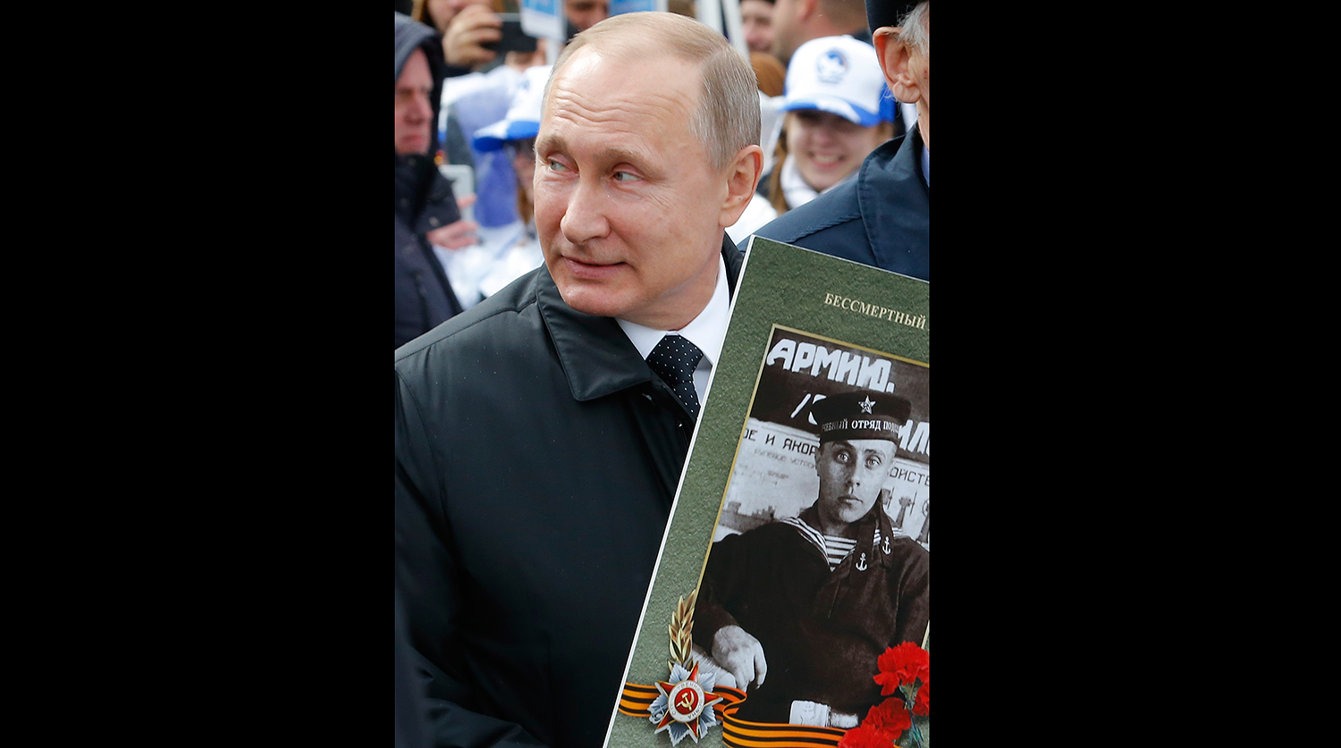 Владимир Путин принимает участие в шествии патриотической акции «Бессмертный полк» в честь 72-й годовщины Победы в Великой Отечественной войне