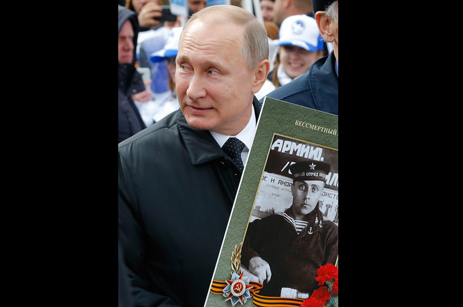 Владимир Путин принимает участие в шествии патриотической акции «Бессмертный полк» в честь 72-й годовщины Победы в Великой Отечественной войне