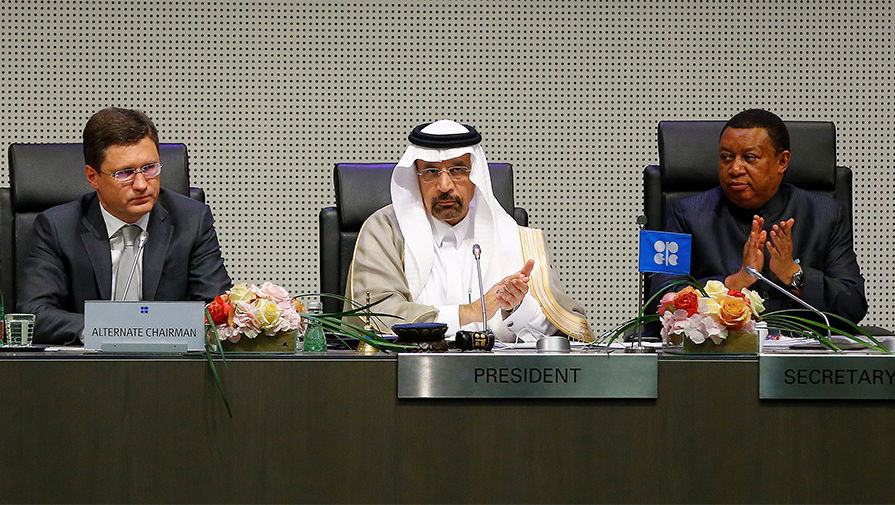 Министр энергетики России Александр Новак, министр энергетики Саудовской Аравии Халид аль-Фалех и генеральный секретарь ОПЕК Мохаммед Баркиндо, 25 мая 2017 года 