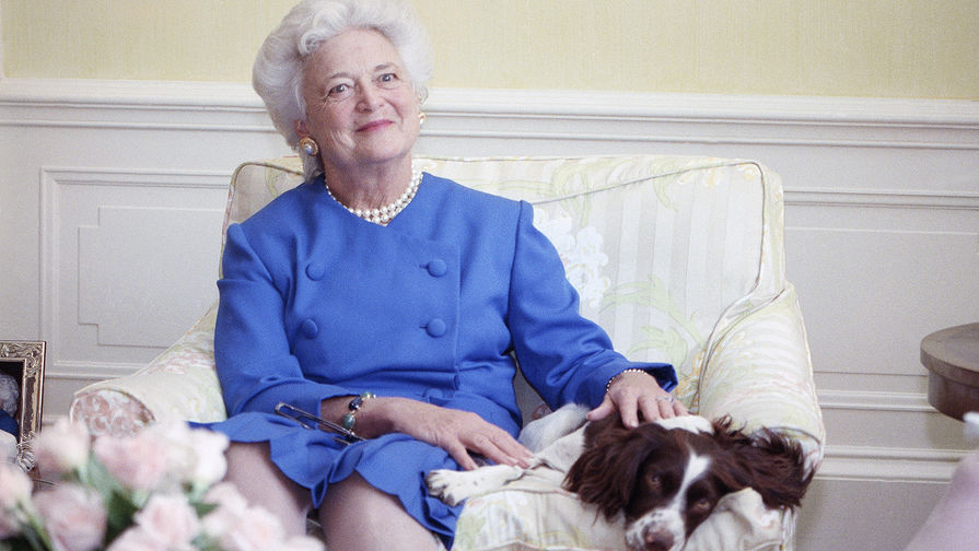 Барбара Буш со своей собакой Милли, 1990 год