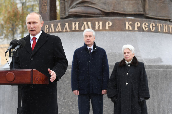 Президент России Владимир Путин, мэр Москвы Сергей Собянин и вдова Александра Солженицына Наталия во время церемонии открытия памятника князю Владимиру около Кремля, 2016 год