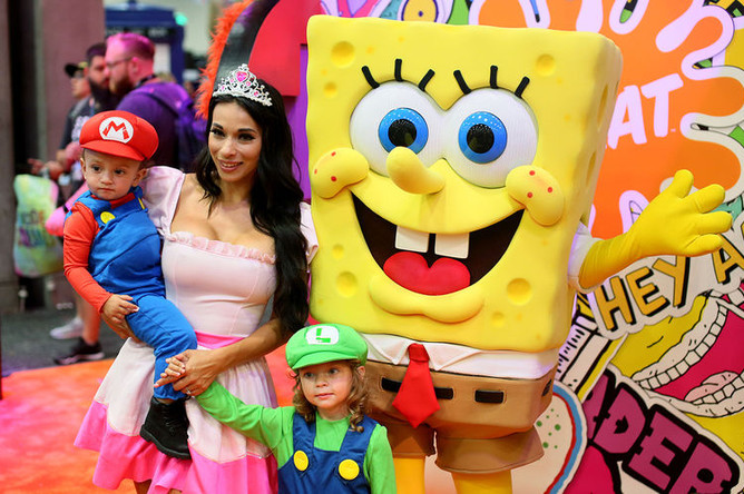 Человек в костюме Губки Боба на фестивале гик-культуры Comic Con в Сан-Диего, штат Калифорния, 2016 год