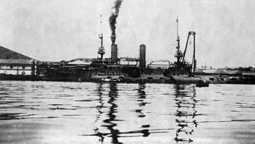 Броненосец «Цесаревич» стоит в порту Киао-Чаю