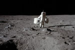 Астронавт Базз Олдрин c оборудованием для экспериментов на поверхности Луны, 20 июля 1969 года
