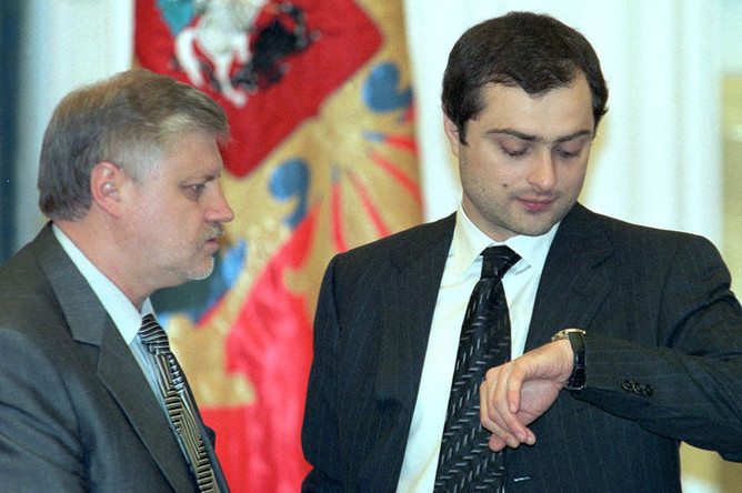 Председатель Совета Федерации Сергей Миронов и Владислав Сурков - заместитель руководителя Администрации президента РФ, 2002 год
