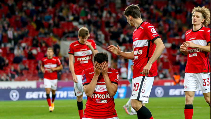Остон Урунов отмечает гол в матче «Родина» — «Спартак»