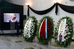 Траурные венки в похоронном доме «Троекурово», где прошла церемония прощания с телеведущим Михаилом Зеленским, 19 января 2022 года 